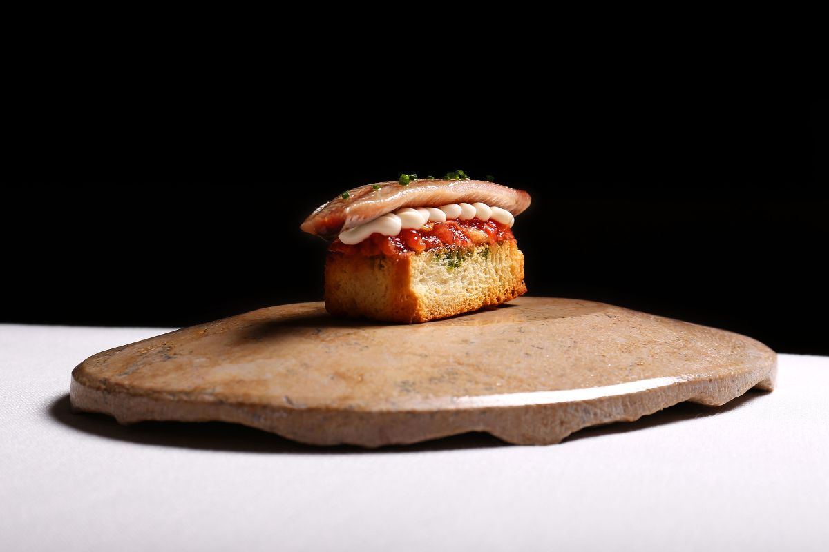 Sardina ahumada sobre brioche tostado Sardina ahumada sobre brioche tostado